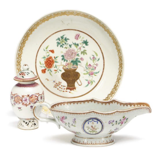 A CHINESE EXPORT FAMILLE ROSE TEA CADDY AND COVER, CRESTED SAUCEBOAT AND A CHINESE SAUCER DISH,