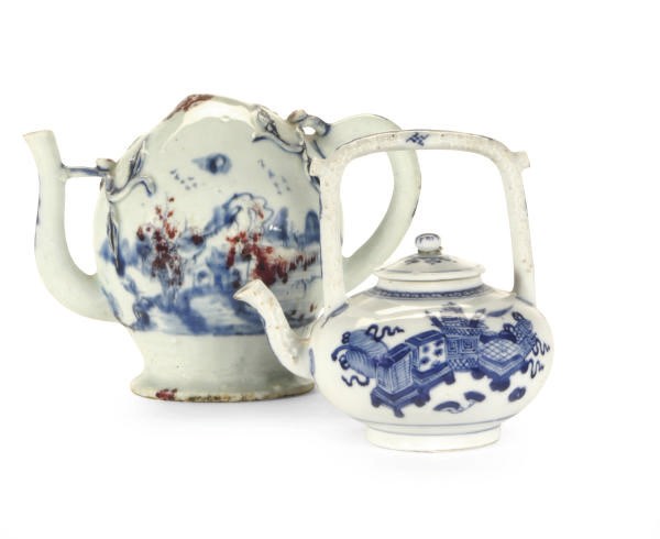 A CHINESE EXPORT KANGXI-STYLE BLUE AND WHITE TEAPOT AND COVER,
