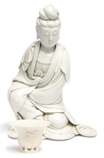 A CHINESE BLANC DE CHINE MODEL OF A SEATED GUANYIN AND A BLANC DE CHINE CUP,