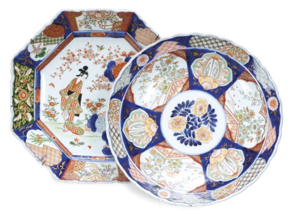 A GROUP OF THREE JAPANESE IMARI CHARGERS WITH SHAPED RIMS,