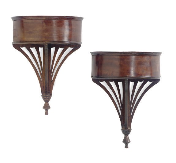 A PAIR OF MAHOGANY WALL BRACKETS,