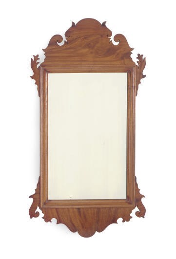 AN AMERICAN CHIPPENDALE MAHOGANY LOOKING GLASS,