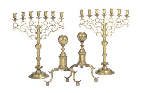 A PAIR OF BRASS ANDIRONS,