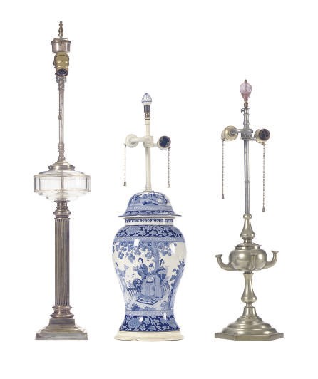 A CHINESE BLUE AND WHITE PORCELAIN COVERED VASE,