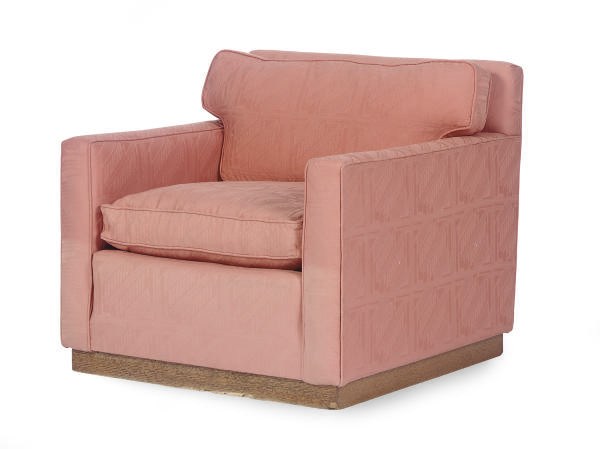 AN UPHOLSTERED LOUNGE CHAIR,