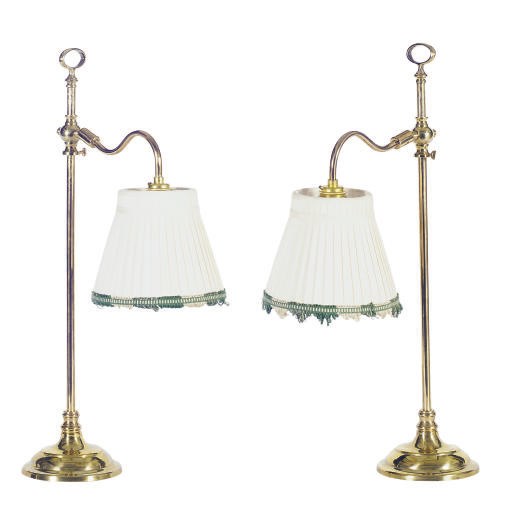 A PAIR OF BRASS ADJUSTABLE TABLE LAMPS,