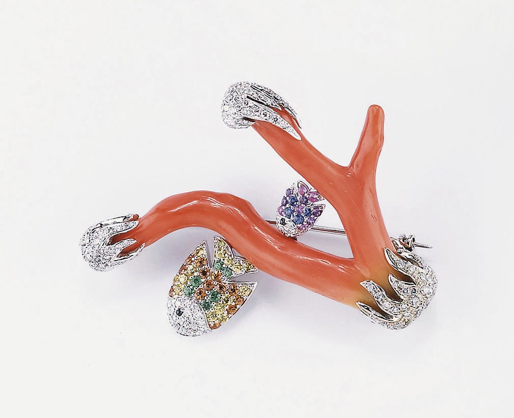 SPILLA IN CORALLO, BRILLANTI E PIETRE DI COLORE, FIRMATA MICHELA ROSA