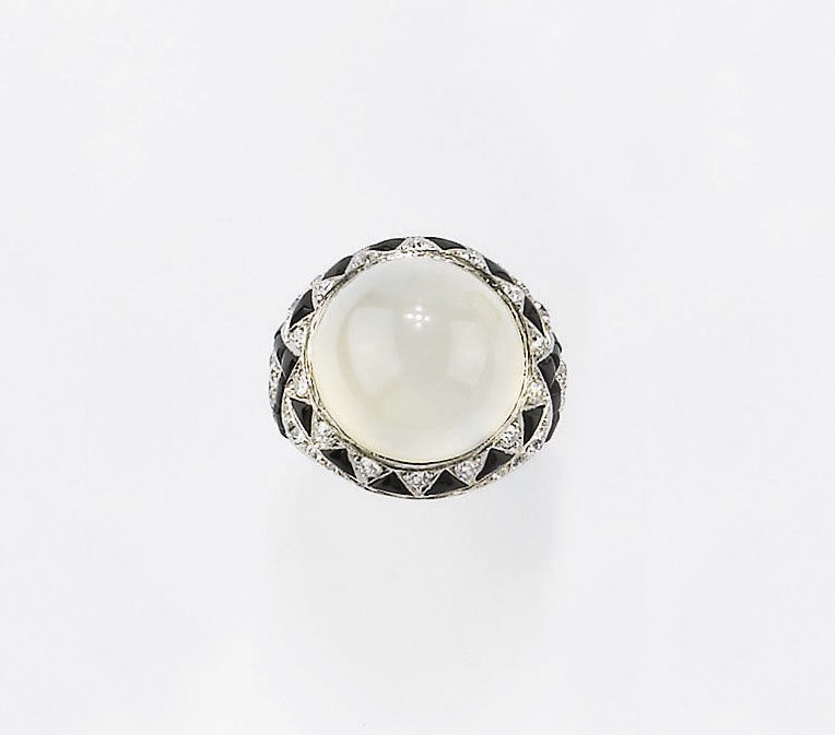 ANELLO A CUPOLA CON PIETRA DI LUNA, ONICE E DIAMANTI