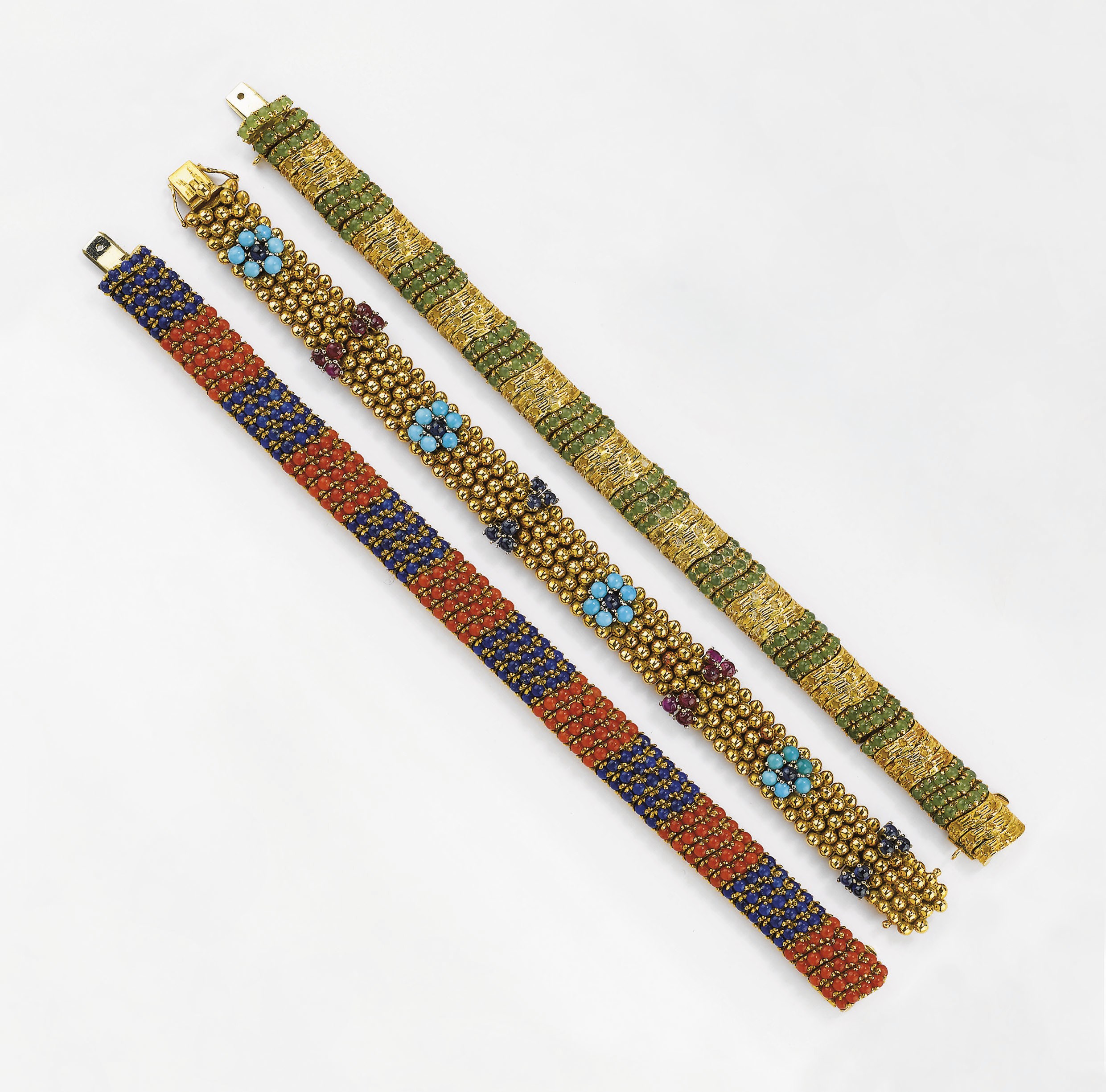 TRE BRACCIALI IN ORO E PIETRE DI COLORE, DUE DI POMELLATO