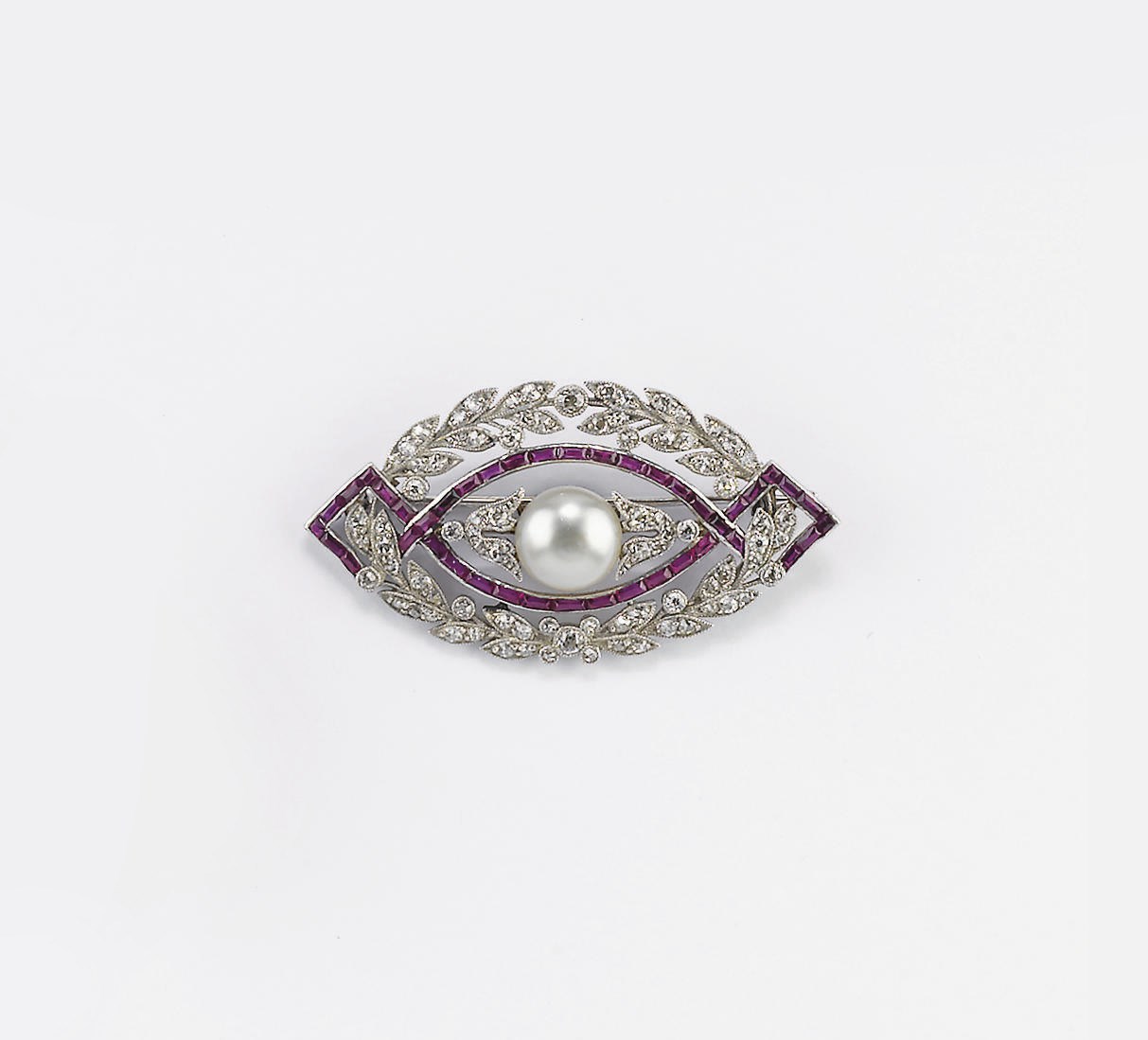 SPILLA ART NOUVEAU CON PERLA NATURALE, BRILLANTI E RUBINI, DI JANESICH