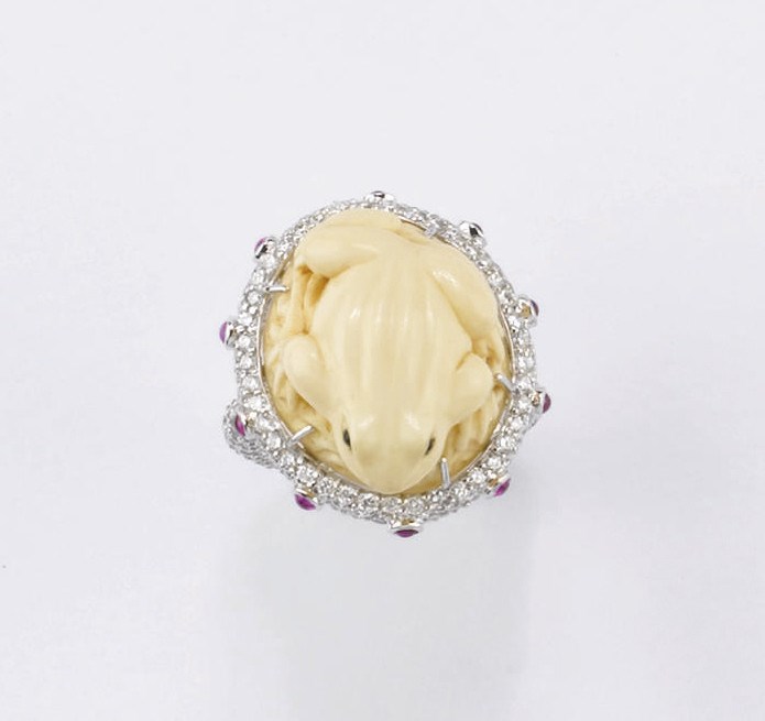 ANELLO IN CORALLO, BRILLANTI E RUBINI, FIRMATO MICHELE DELLA VALLE