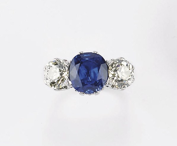 ANELLO IN PLATINO CON ZAFFIRO E DIAMANTI