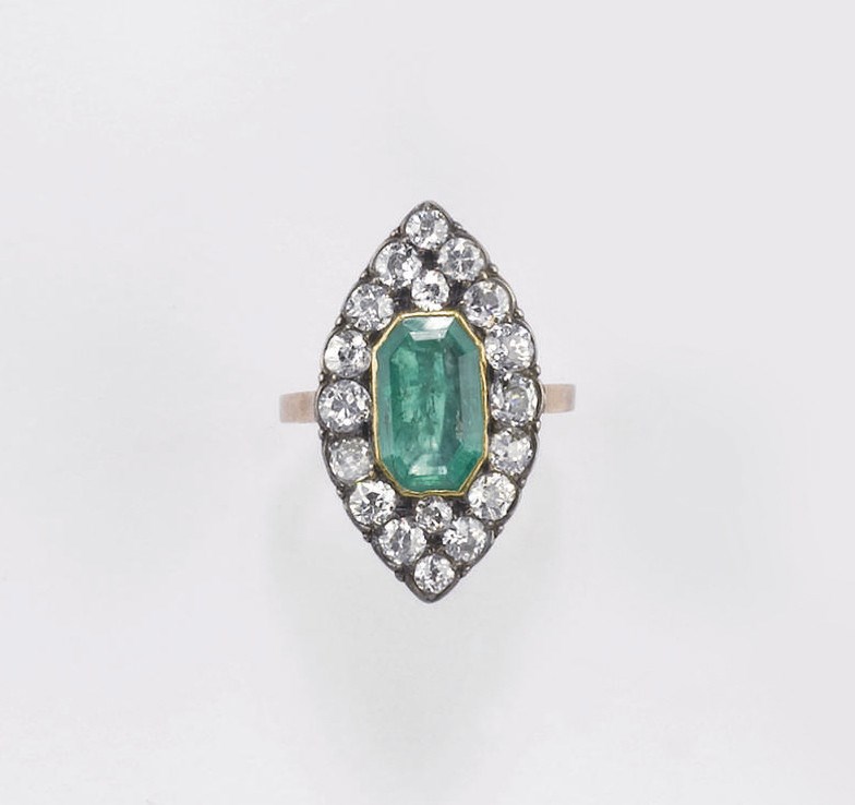 ANELLO MARQUISE CON SMERALDO E BRILLANTI