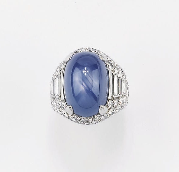 ANELLO CON ZAFFIRO CABOCHON STELLATO E DIAMANTI, FIRMATO BULGARI