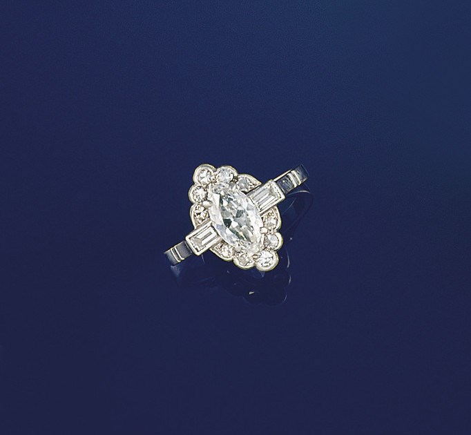 A diamond cluster ring