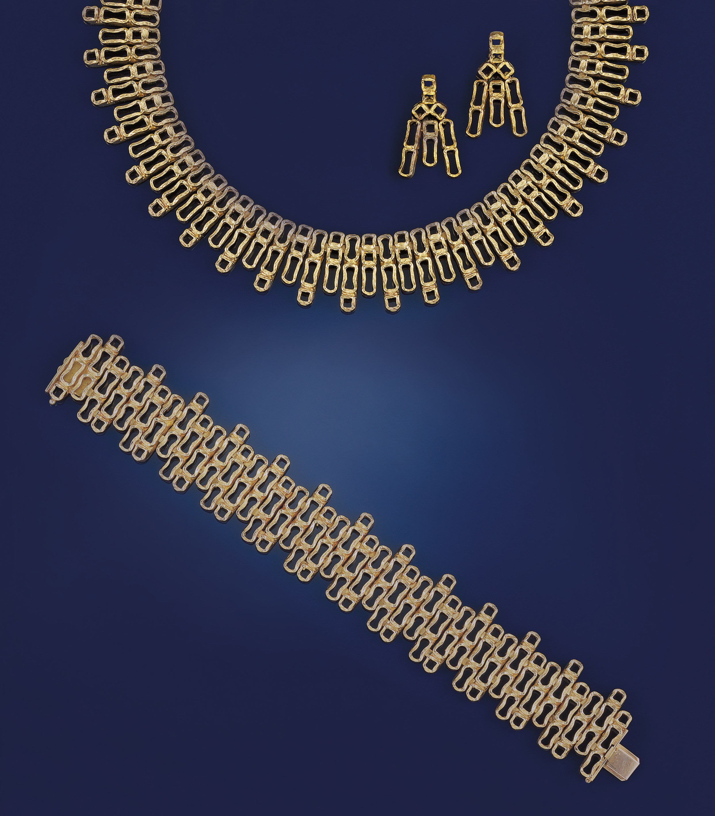 A suite of jewellery