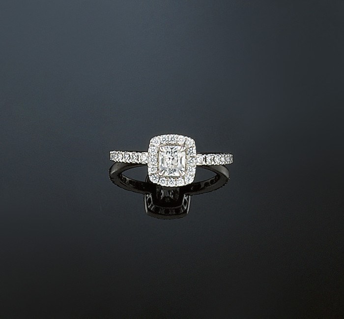 A diamond cluster ring