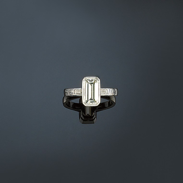 A diamond single stone ring