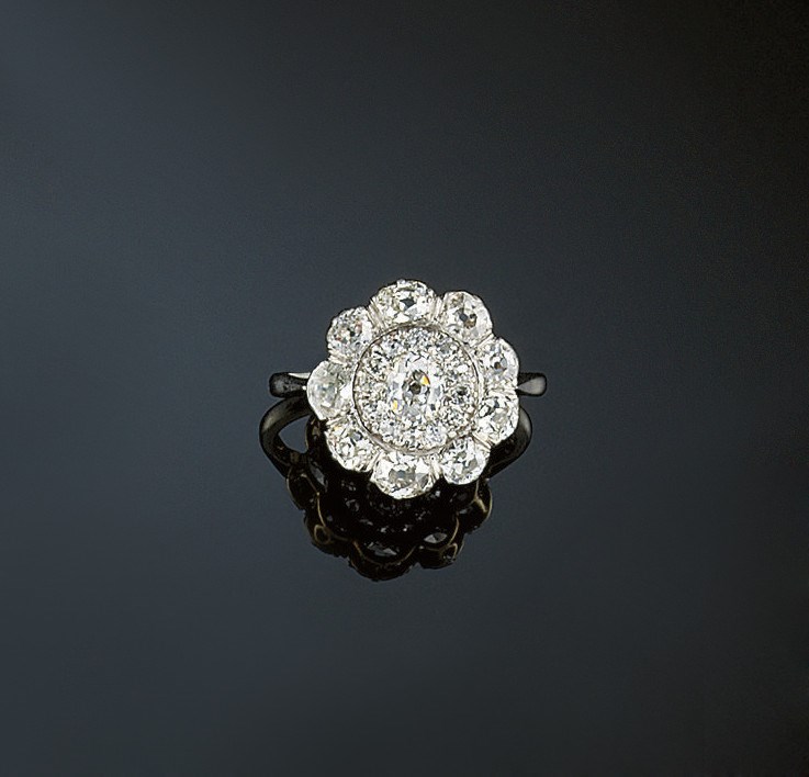 A diamond cluster ring