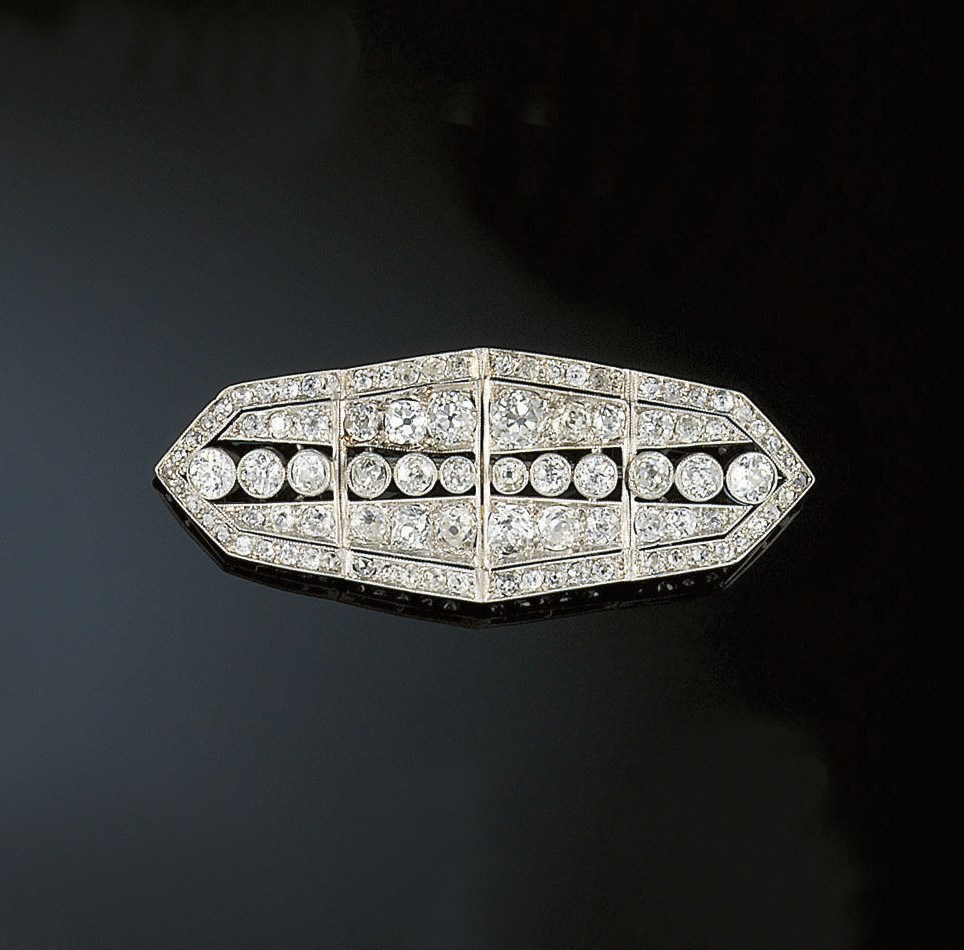AN EARLY 20TH CENTURY DIAMOND BROOCH