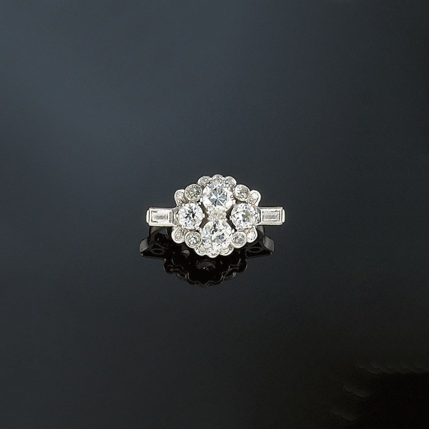 A diamond cluster ring