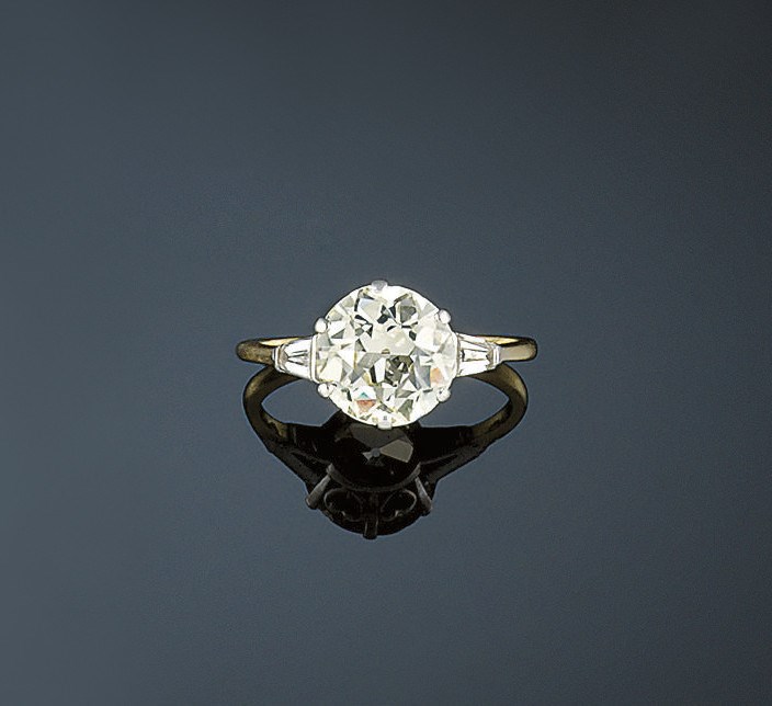 A diamond single stone ring