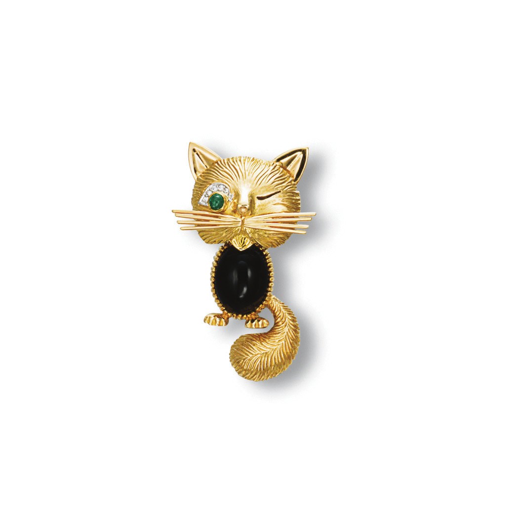 AN EMERALD, ONYX, DIAMOND AND GOLD CLIP BROOCH, BY VAN CLEEF & ARPELS