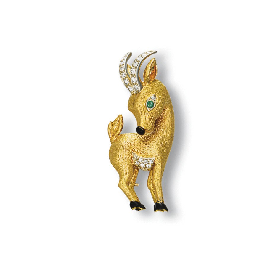A DIAMOND, EMERALD, ONYX AND GOLD CLIP BROOCH, BY VAN CLEEF & ARPELS