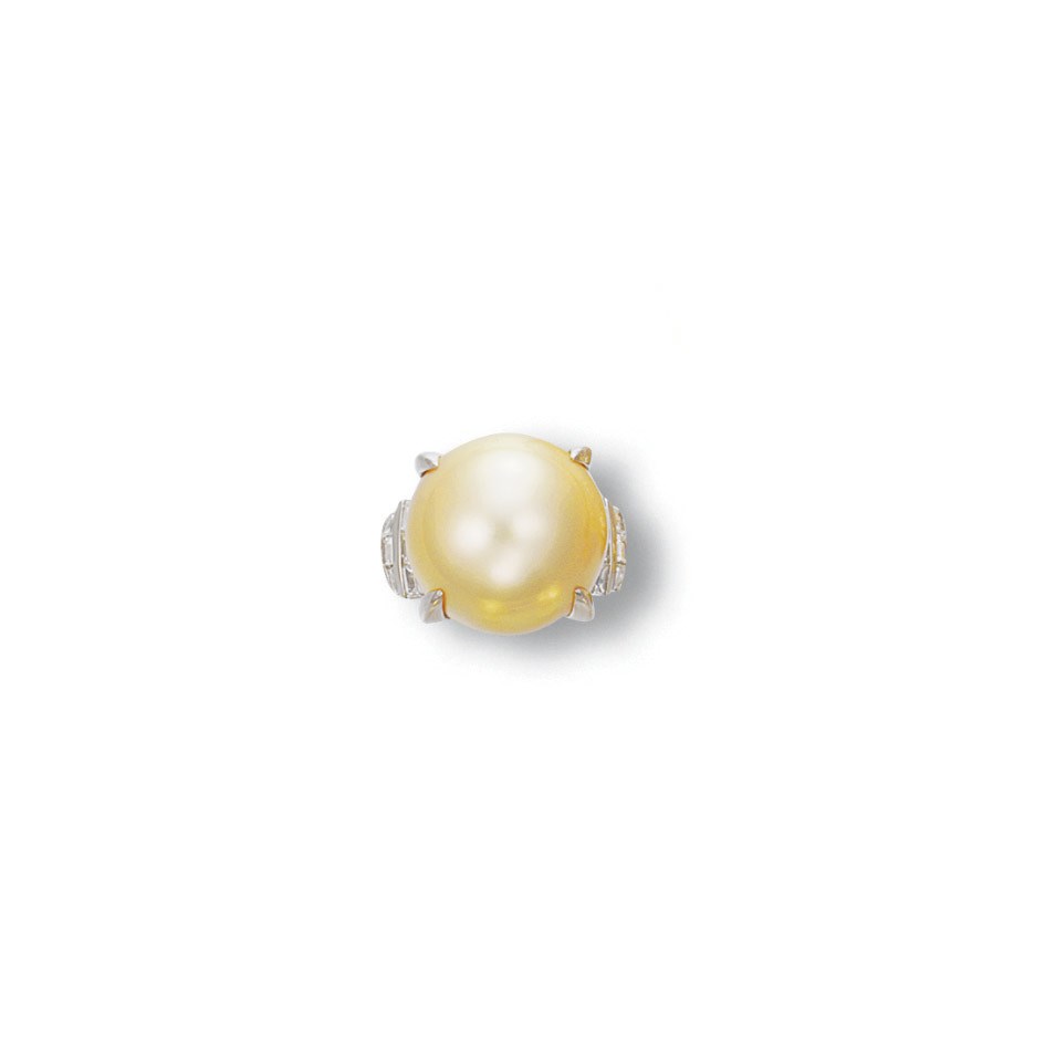 A GOLDEN CULTURED PEARL AND DIAMOND RING
