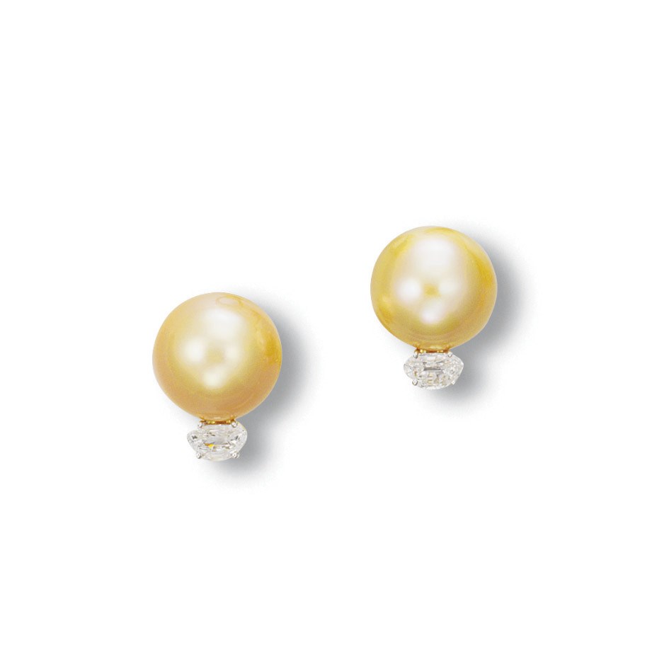 A PAIR OF GOLDEN CULTURED PEARL EAR CLIPS