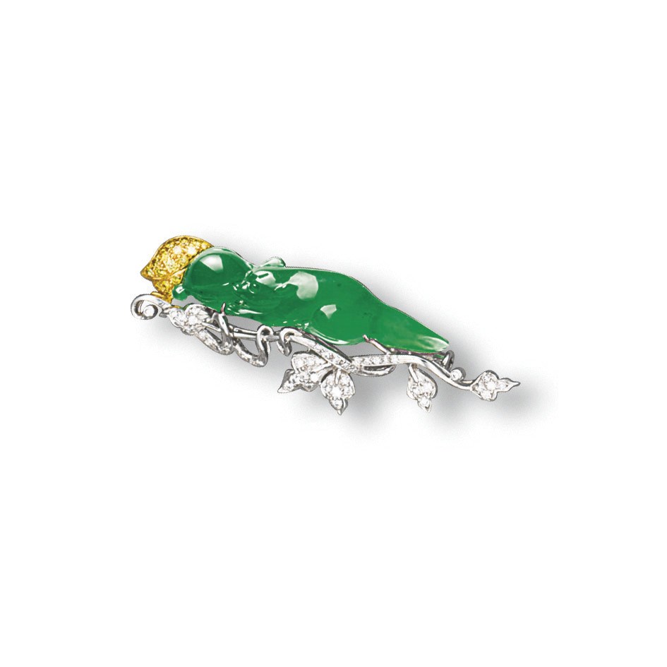 A JADEITE CARVING, DIAMOND AND YELLOW DIAMOND BROOCH