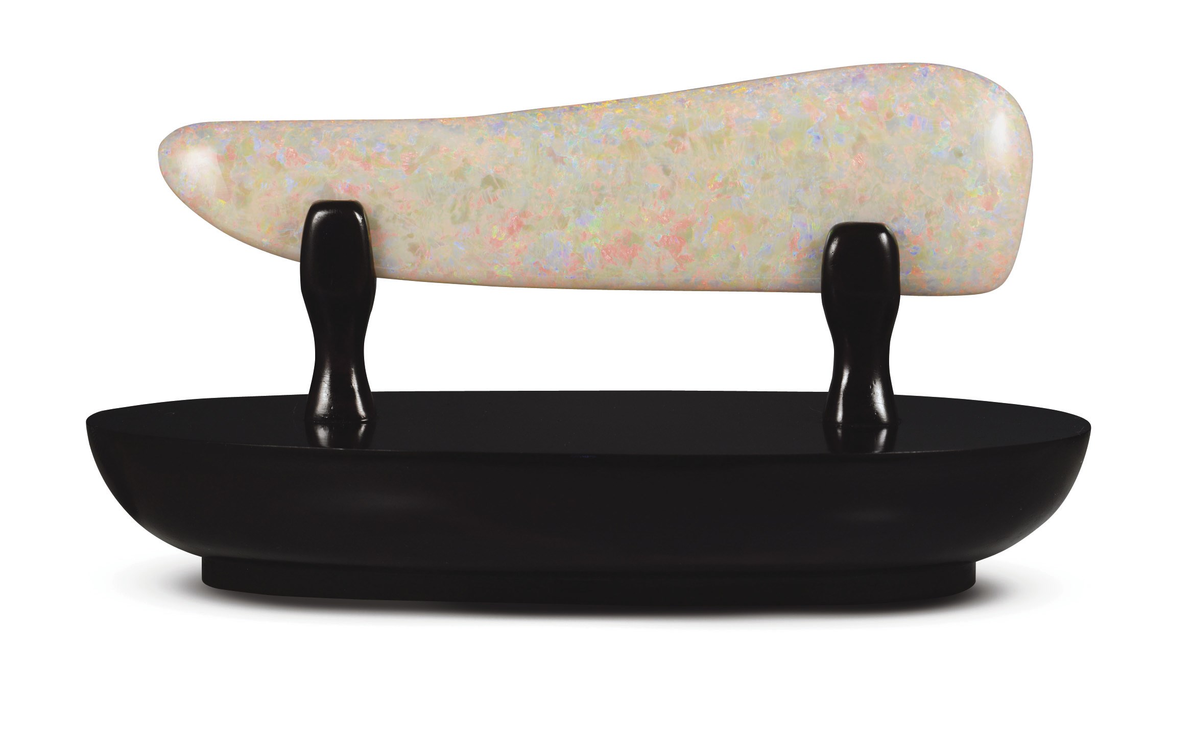 A WHITE OPAL TABLE ORNAMENT