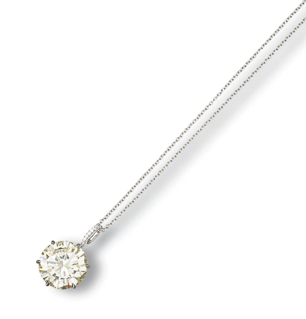 A DIAMOND PENDENT NECKLACE
