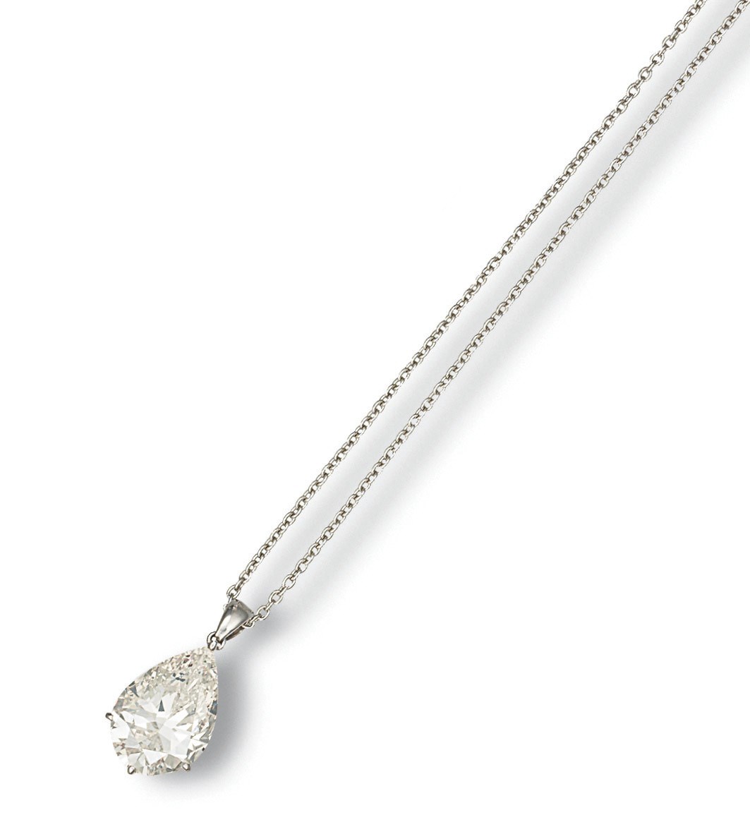 A DIAMOND PENDENT NECKLACE