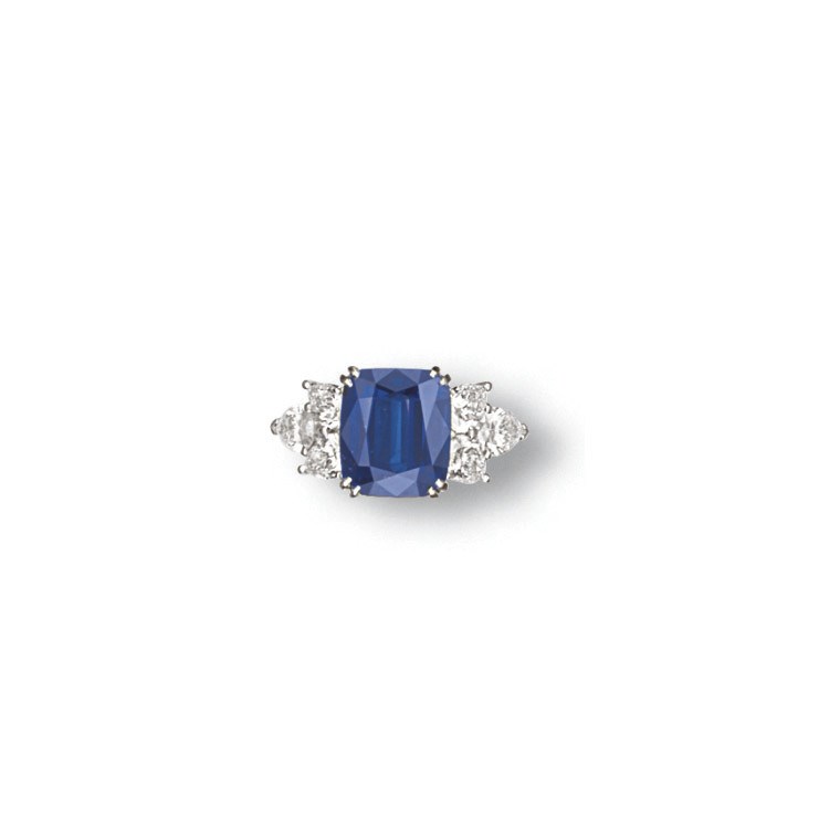 A SAPPHIRE AND DIAMOND RING