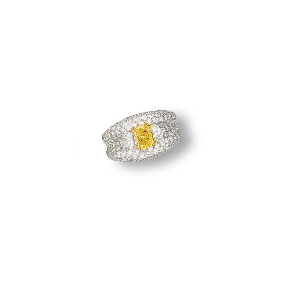 A COLOURED DIAMOND AND DIAMOND RING