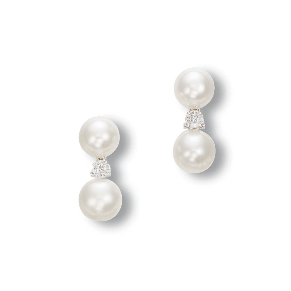 A PAIR OF CULTURED PEARL EARRINGS