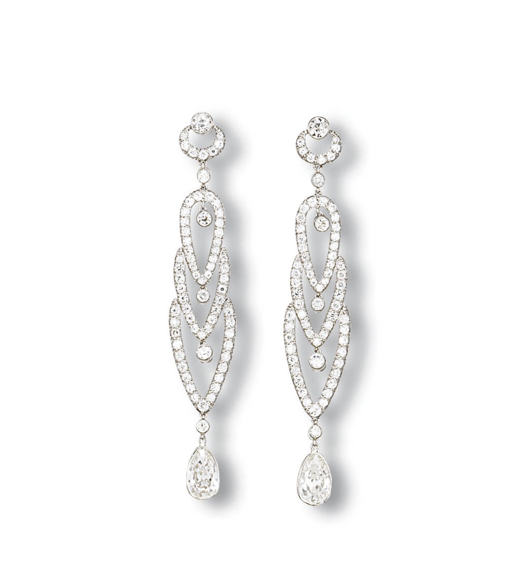 A PAIR OF DIAMOND EAR PENDANTS