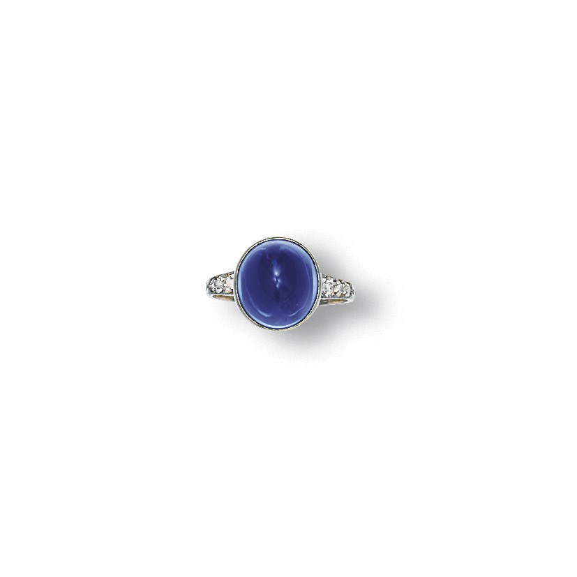 A SAPPHIRE AND DIAMOND RING