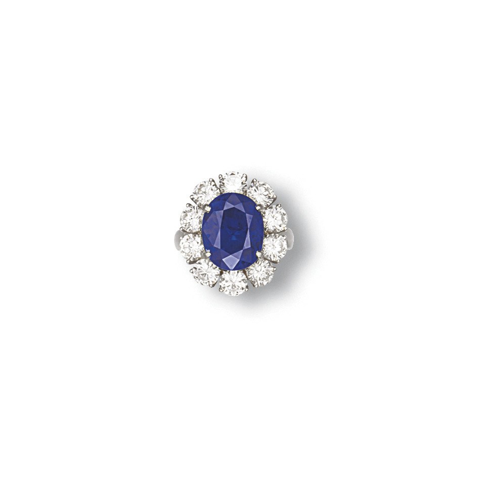 A SAPPHIRE AND DIAMOND RING