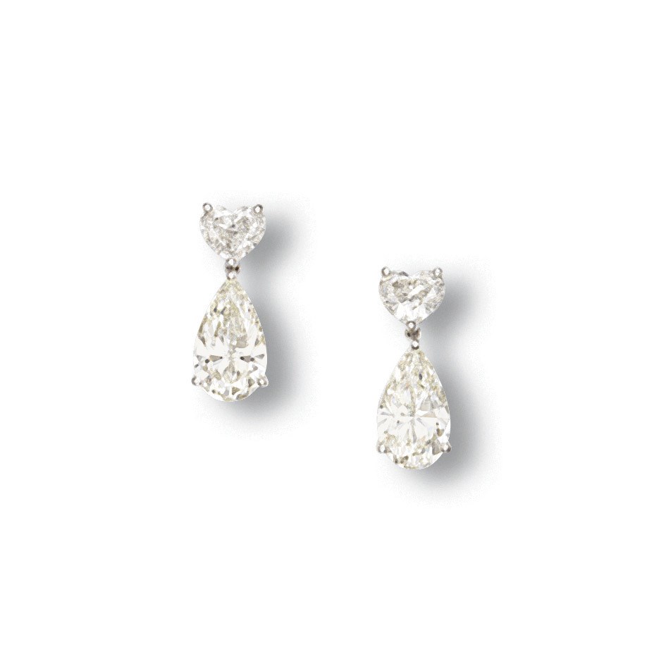 A PAIR OF DIAMOND EAR PENDANTS