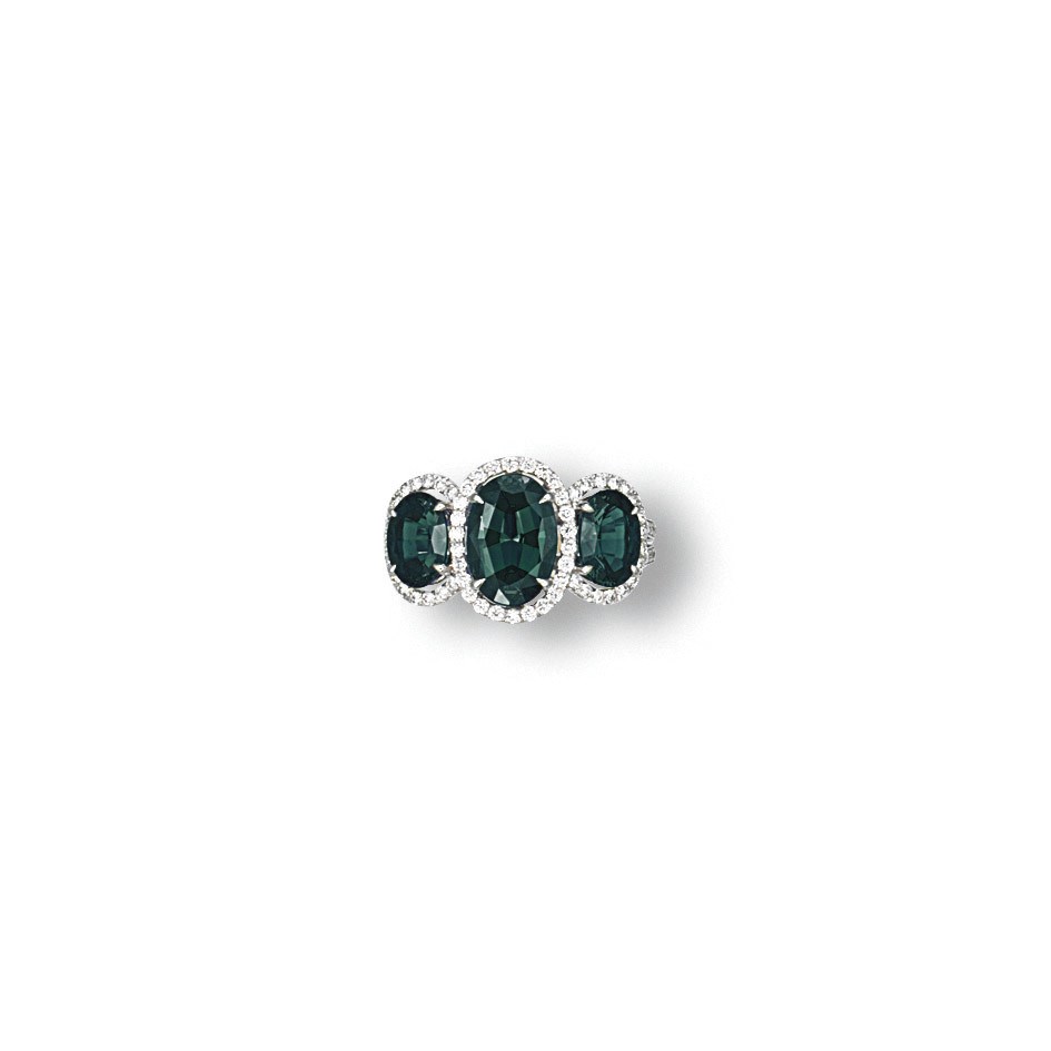 AN ALEXANDRITE AND DIAMOND RING