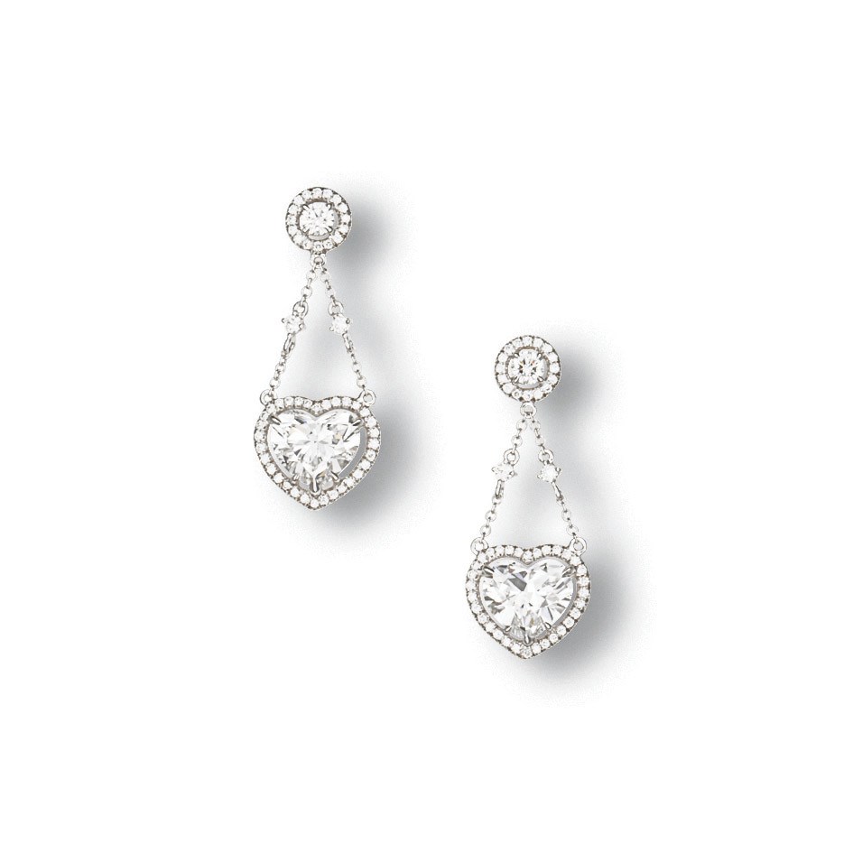 A PAIR OF DIAMOND EAR PENDANTS
