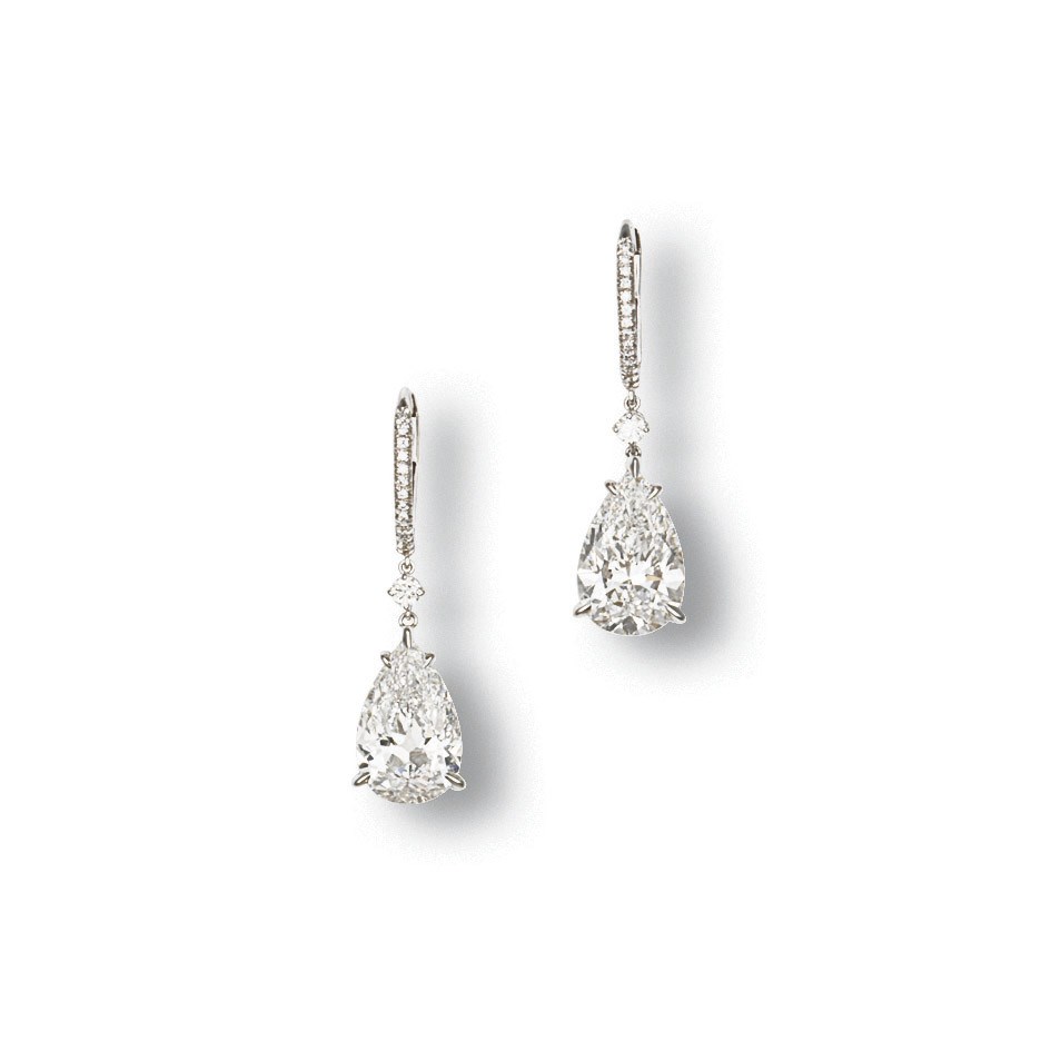 A PAIR OF DIAMOND EAR PENDANTS