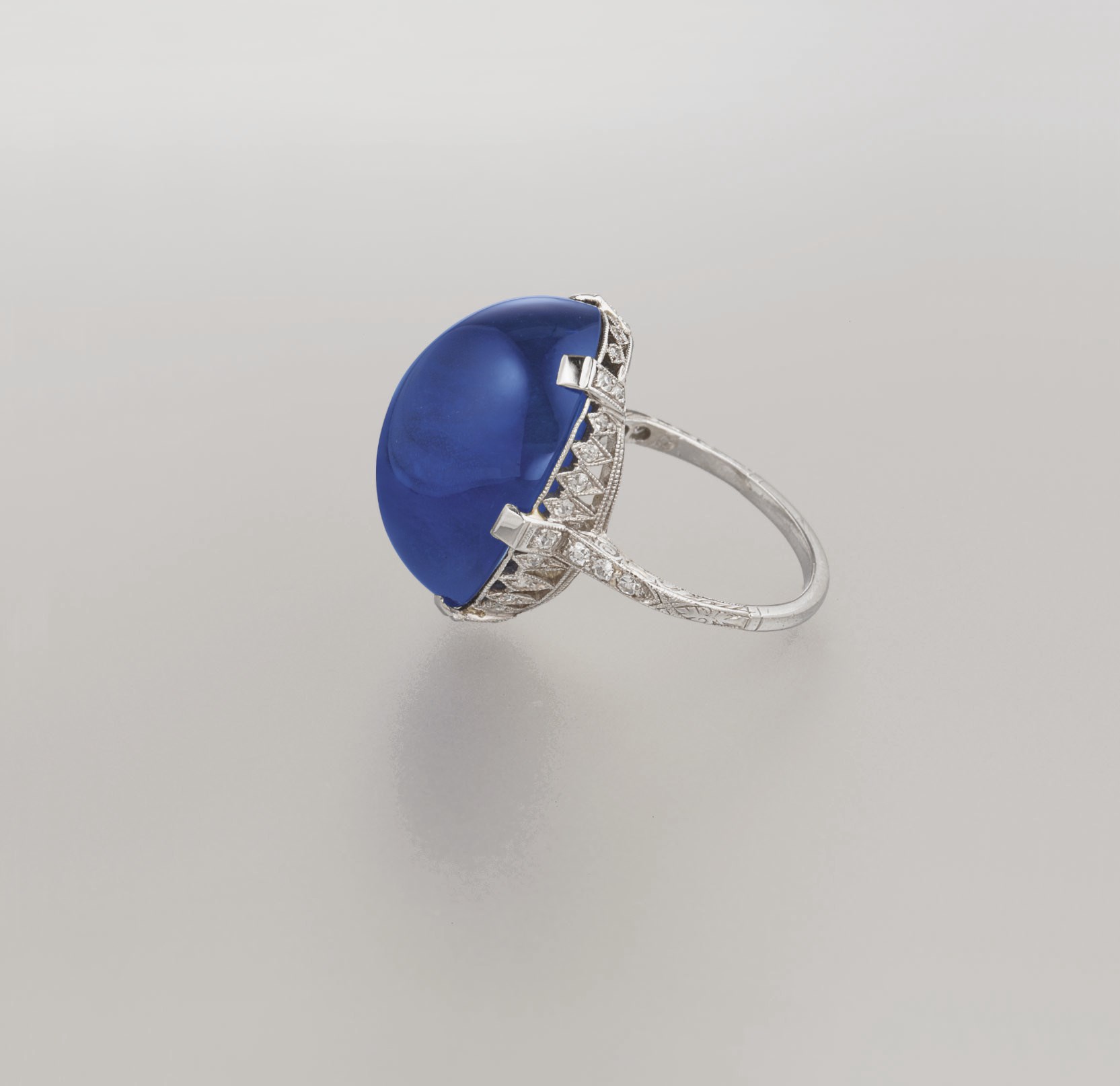 AN EDWARDIAN SAPPHIRE AND DIAMOND RING