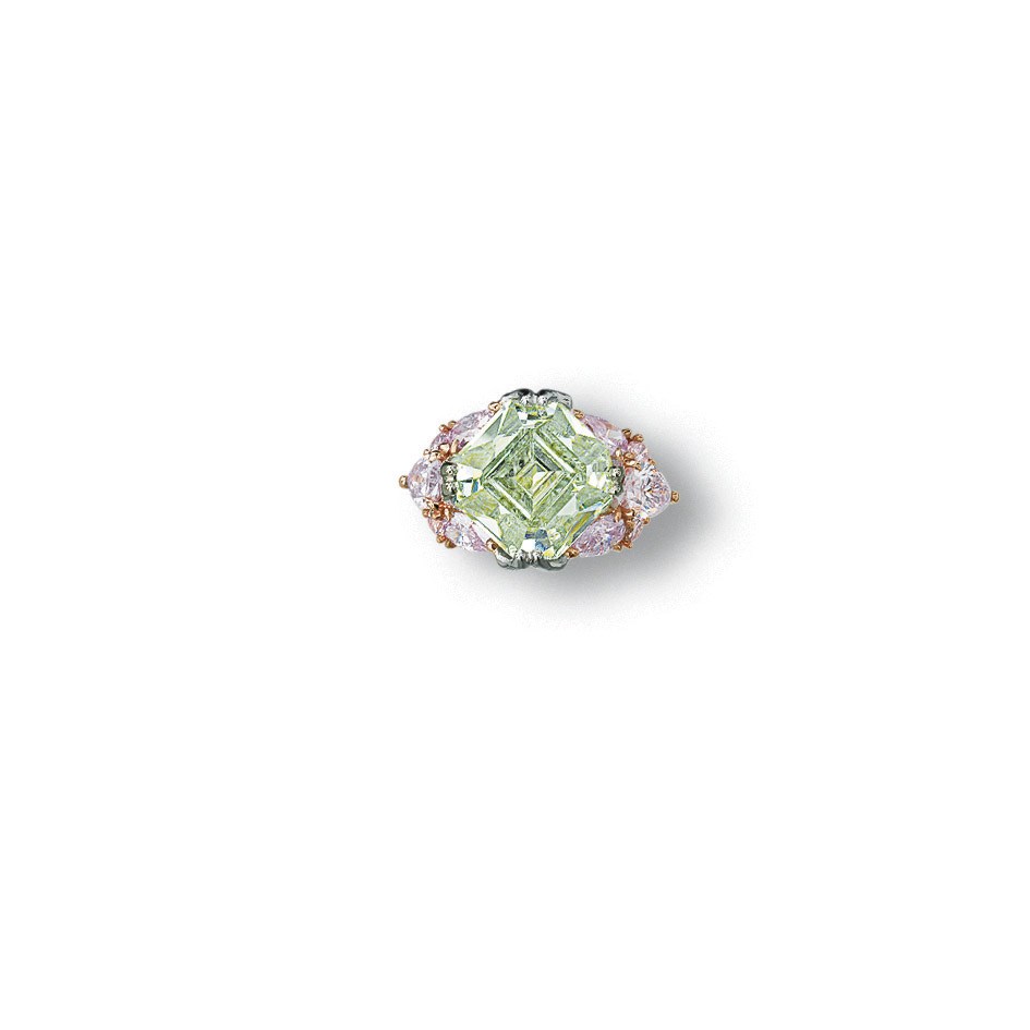 AN EXCEPTIONAL COLOURED DIAMOND AND DIAMOND RING