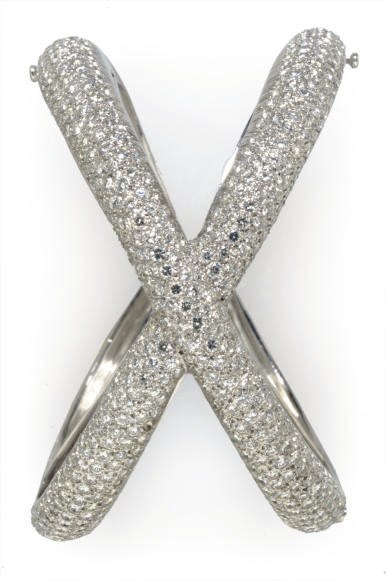 A DIAMOND AND WHITE GOLD BRACELET