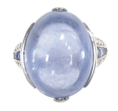 AN ART DECO SAPPHIRE, DIAMOND AND PLATINUM RING