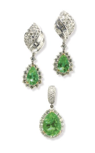 A SET OF EMERALD, DIAMOND AND 18K GOLD AND WHITE GOLD JEWELRY