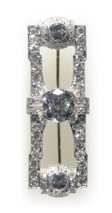 A DIAMOND AND PLATINUM BROOCH
